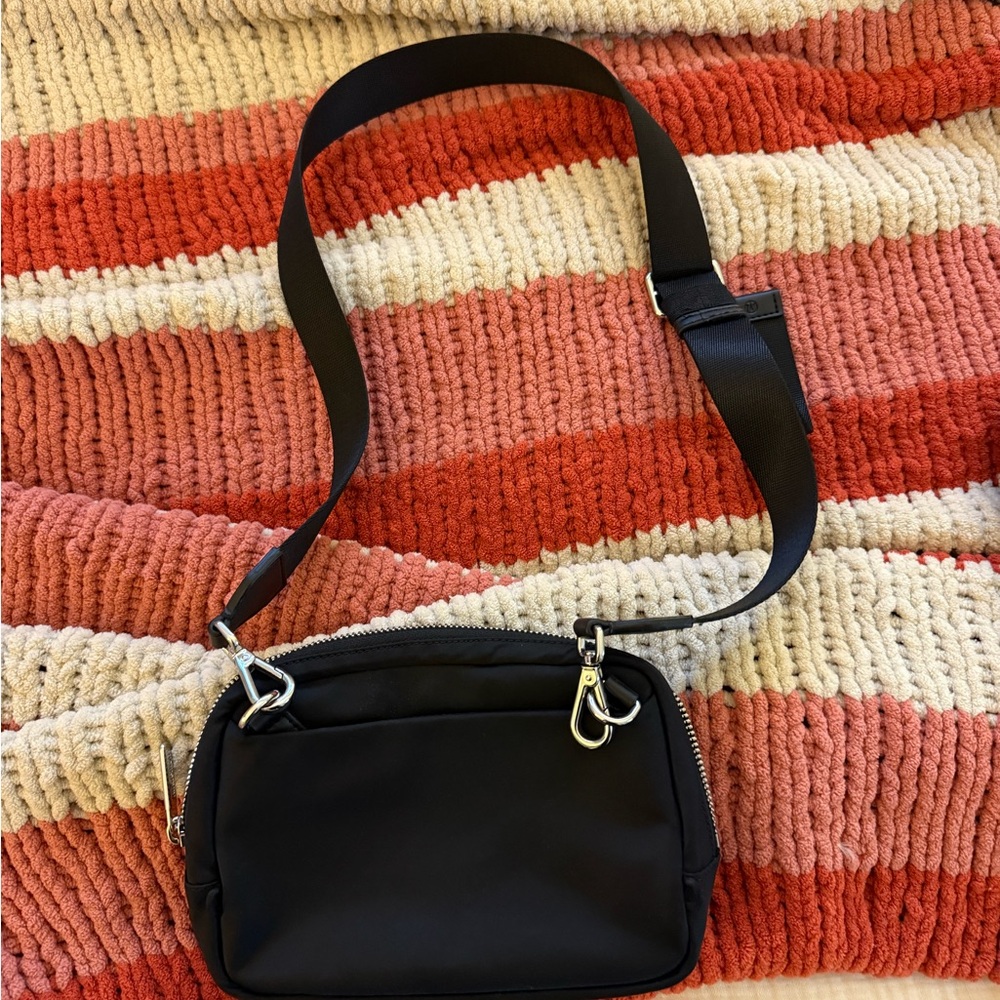 lululemon athletica Black Crossbody Bag - Picture 4 of 8